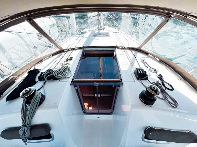 Jeanneau Sun Odyssey 380 między profesjonalistami a osobami prywatnymi w Road Town