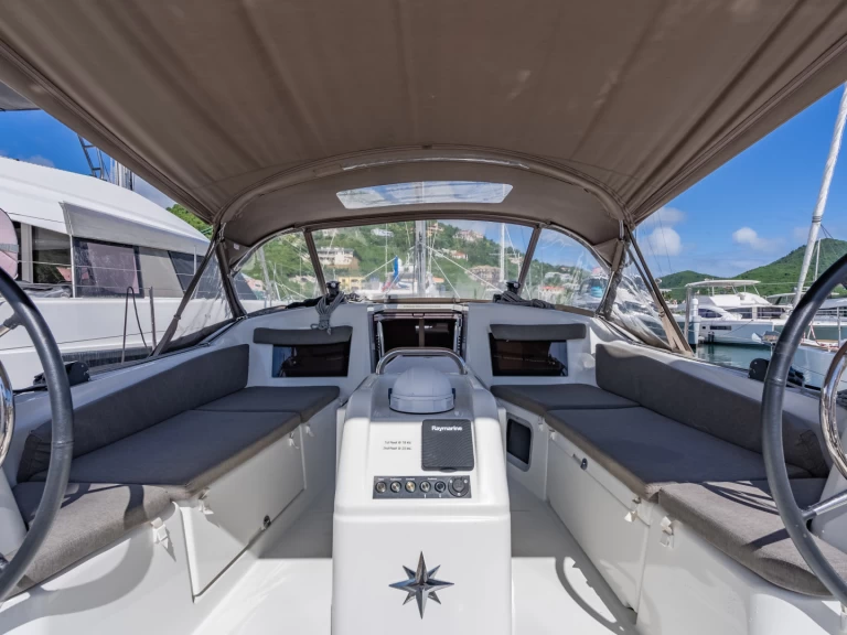 Wynajem Żaglowiec Jeanneau z patentem 