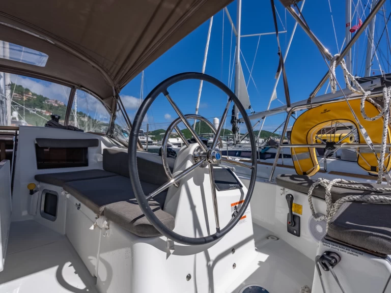 Jeanneau Sun Odyssey 410 między profesjonalistami a osobami prywatnymi w Road Town