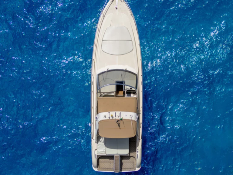Yacht Prestige Sport 80 między profesjonalistami a osobami prywatnymi w Positano