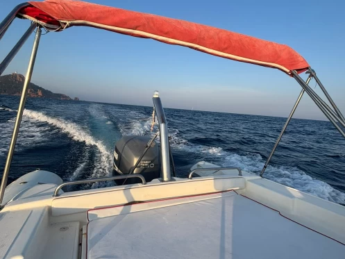 Wynajem Łódż półsztywna Nuova Jolly z patentem 