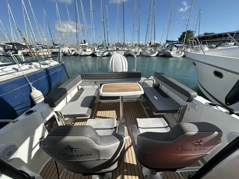 Jeanneau Cap camarat 7.5 wa série 3 między profesjonalistami a osobami prywatnymi w La Rochelle