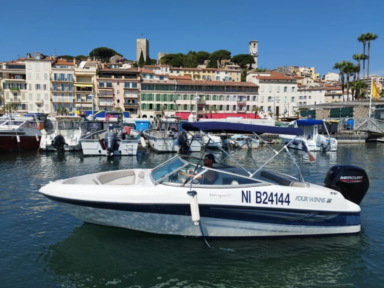 Wynajem Motorówka Four Winns z patentem 