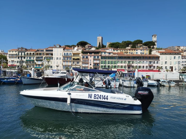 Four Winns Horizon 180 między profesjonalistami a osobami prywatnymi w Vieux Port de Cannes