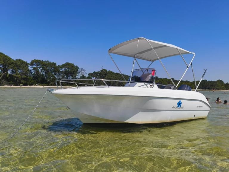 Wynajem Motorówka Pacific Craft z patentem 