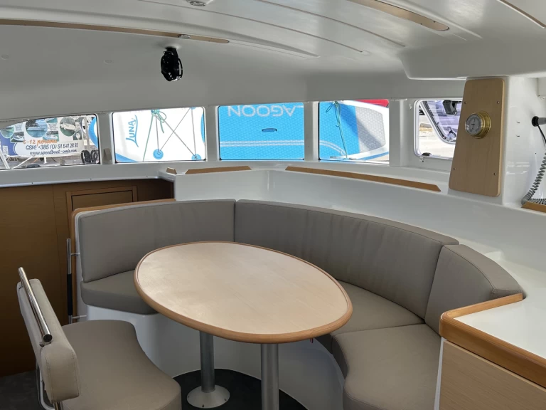 Wynajmij Lagoon Lagoon 380 S2 w Omis