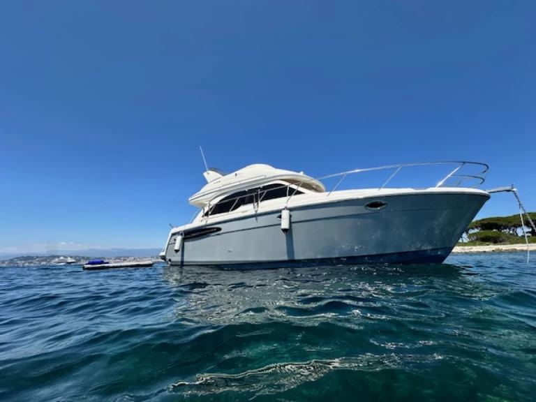 Meridian 341 Sedan między profesjonalistami a osobami prywatnymi w Mandelieu-la-Napoule