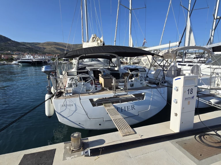 Żaglowiec do wynajmu w Donji Seget w najlepszej cenie