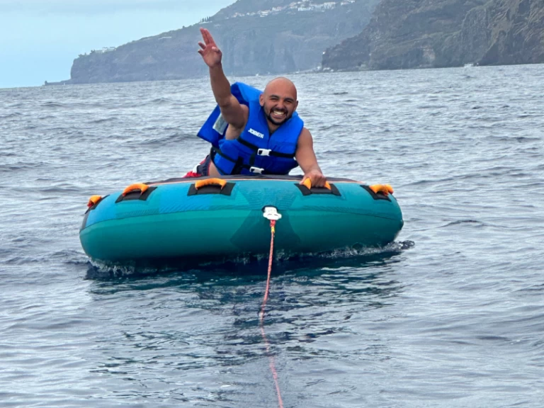 Bombard Explorer 640 SB między profesjonalistami a osobami prywatnymi w Porto do Funchal