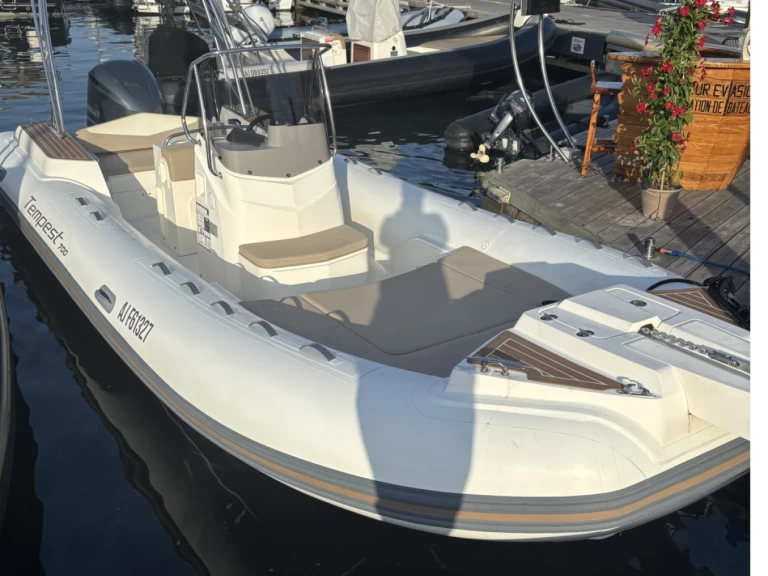 Wynajem Łódż półsztywna Capelli z patentem 