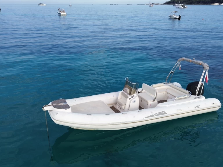 Bsc BSC 75 między profesjonalistami a osobami prywatnymi w Mandelieu-la-Napoule