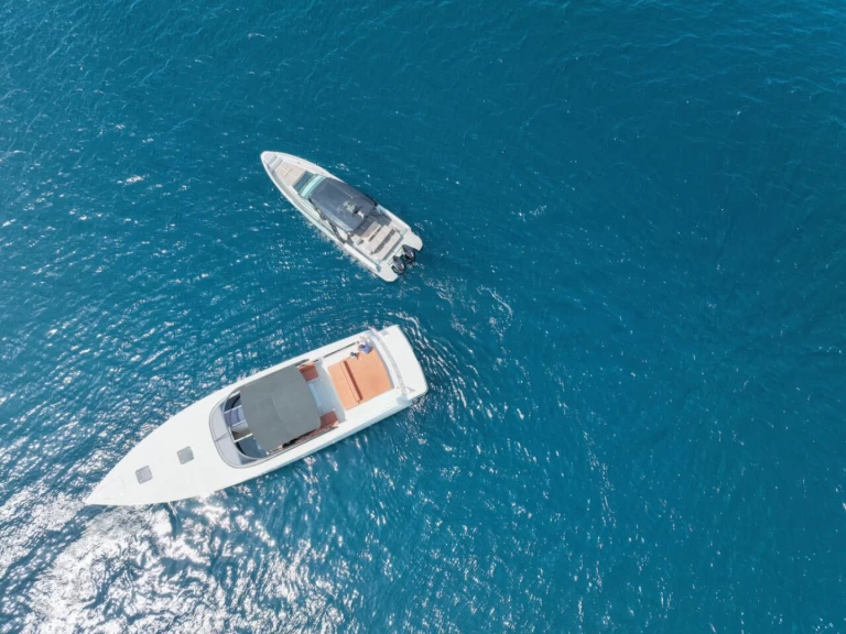 Saxdor Saxdor 320 GTO między profesjonalistami a osobami prywatnymi w Golfo Aranci