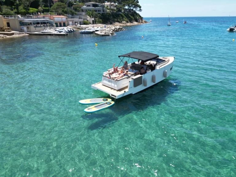 Wynajem Motorówka De Antonio Yacht z patentem 