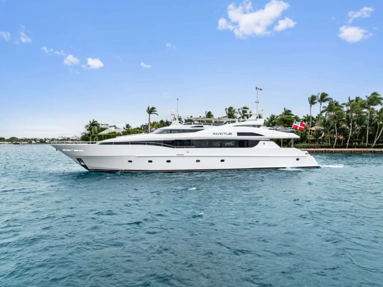 Palmer Johnson INVICTUS między profesjonalistami a osobami prywatnymi w Newport