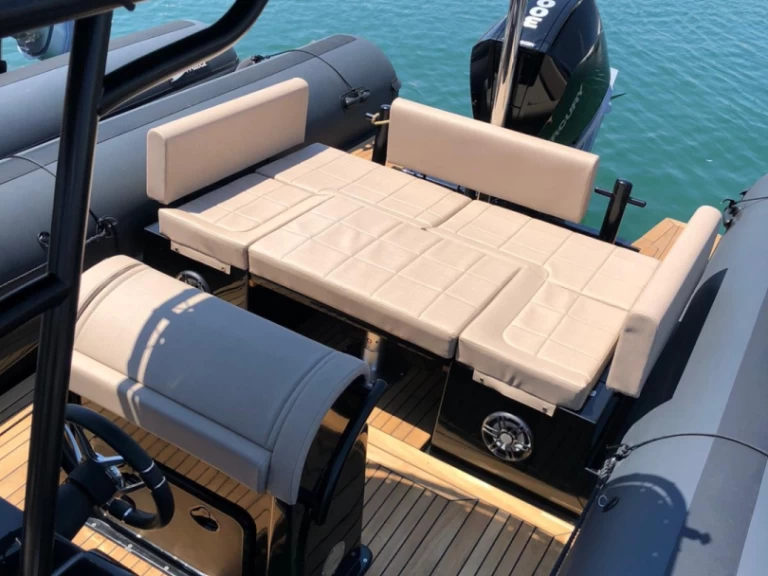 Łódż półsztywna do wynajmu w Cogolin w najlepszej cenie