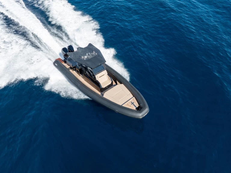 Sea Water SEA WATER 320 między profesjonalistami a osobami prywatnymi w Cogolin