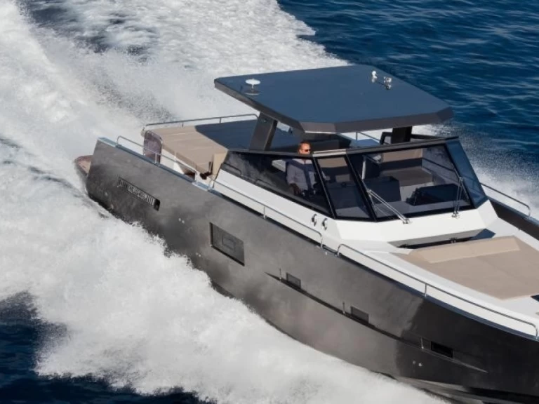 MED YACHT  Med Yacht 52 między profesjonalistami a osobami prywatnymi w Cogolin