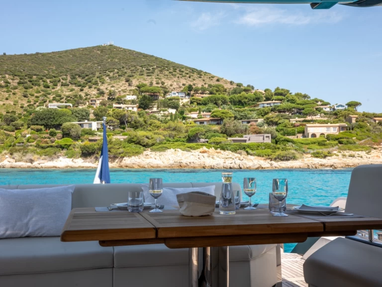 Sunseeker PREDATOR 65 między profesjonalistami a osobami prywatnymi w Saint-Tropez