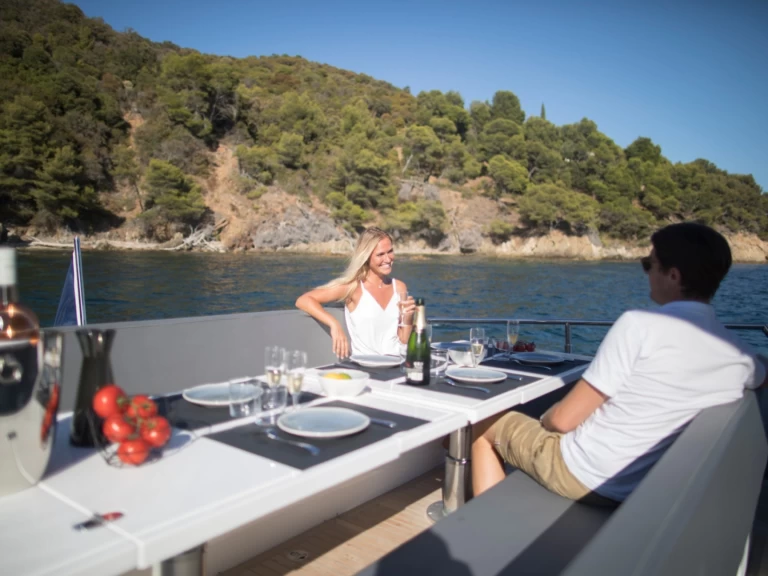 MED YACHT  Med Yacht 52 między profesjonalistami a osobami prywatnymi w Cogolin