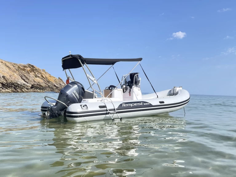 Łódż półsztywna do wynajmu w Le Palais w najlepszej cenie