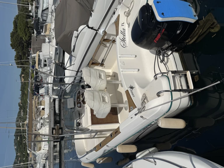 Wynajem Motorówka Jeanneau z patentem 