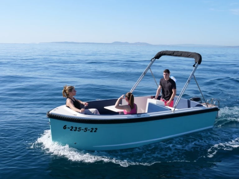 Wynajmij Maxima 500 w Roses