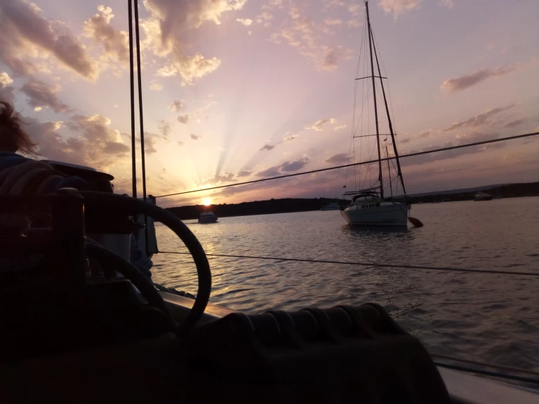 Elan Elan 410 Performance między profesjonalistami a osobami prywatnymi w Marina Baotić