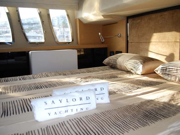 Sessa Marine C46 między profesjonalistami a osobami prywatnymi w Sitges