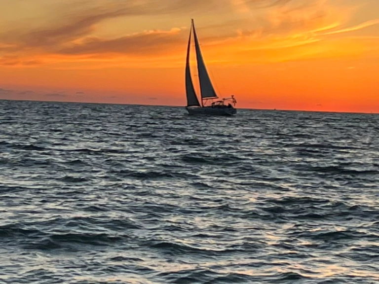 Wynajem Żaglowiec Bénéteau z patentem 