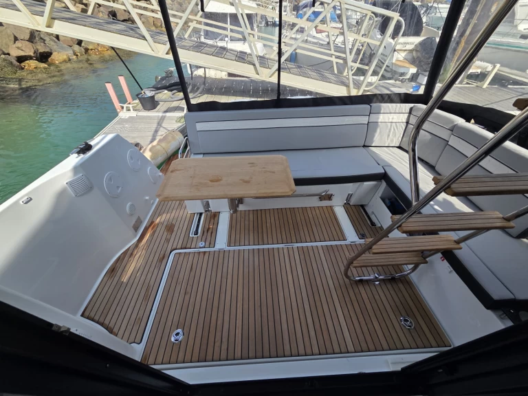 Wynajem Motorówka Jeanneau z patentem 