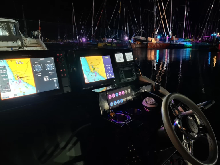 Zodiac Medline 9 między profesjonalistami a osobami prywatnymi w Les Sables-d'Olonne