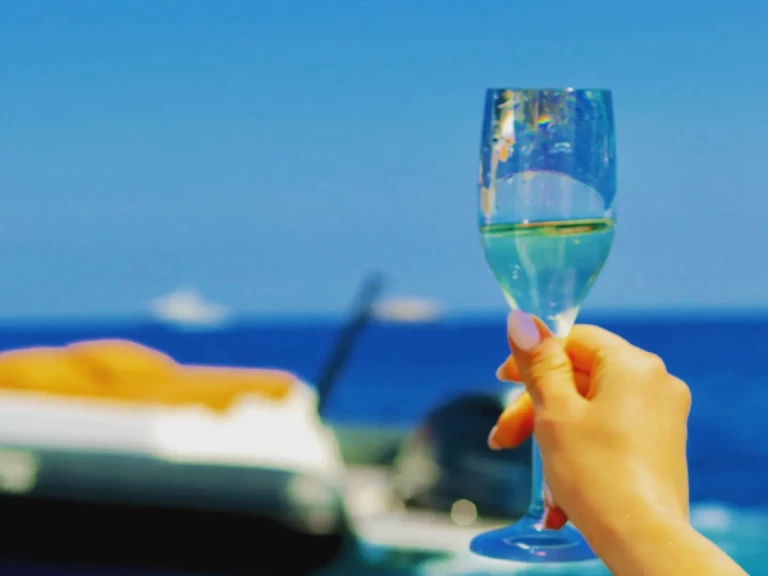 Łódż półsztywna do wynajmu w Ornós w najlepszej cenie