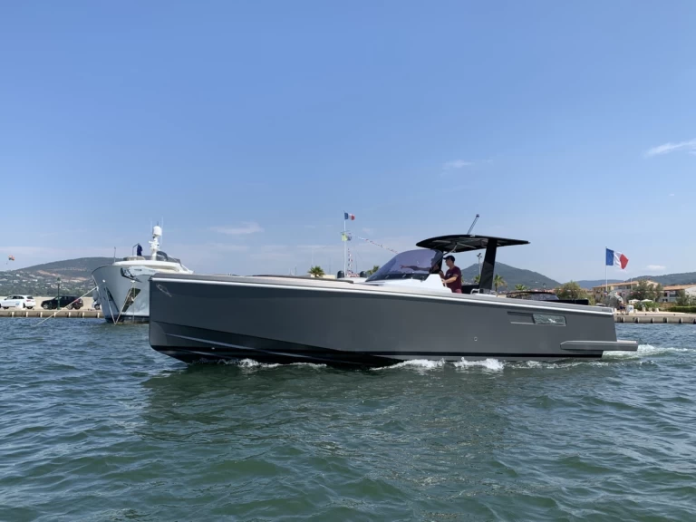 Fjord Fjord 36 Open między profesjonalistami a osobami prywatnymi w Port Grimaud