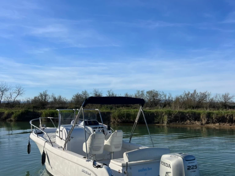 Sessa Marine Key Largo 23 między profesjonalistami a osobami prywatnymi w Sainte-Maxime