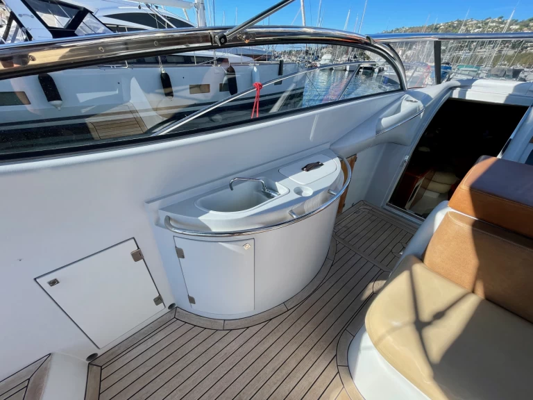 Sunseeker Superhawk 48 między profesjonalistami a osobami prywatnymi w Golfe-Juan