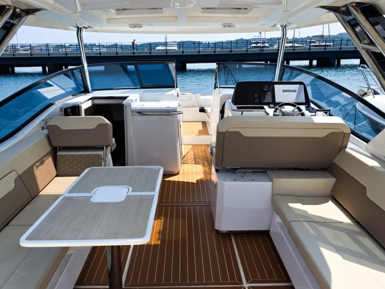 Wynajmij Motorówka z lub bez skippera Aquila w Pula