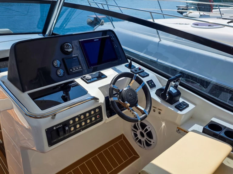 Wynajem Motorówka Aquila z patentem 