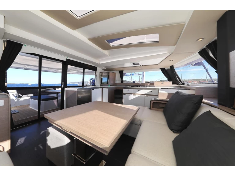 Wynajem Katamaran Fountaine Pajot z patentem 