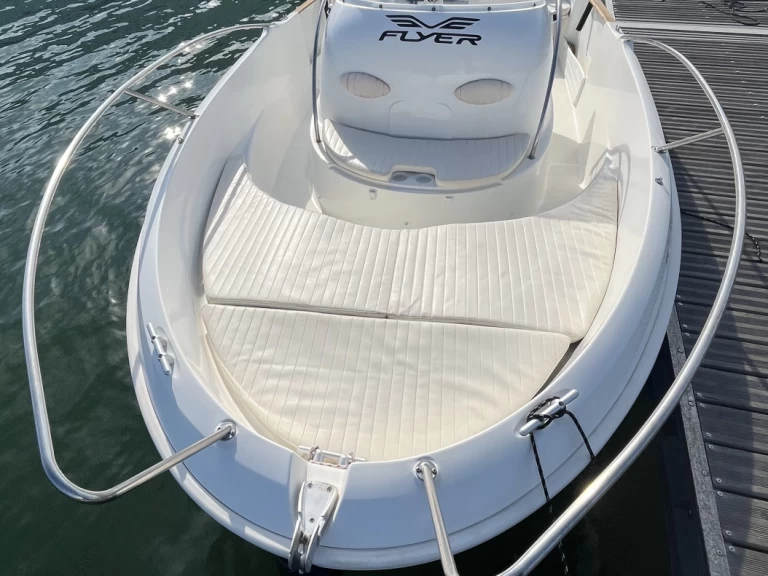 Bénéteau Flyer 550 Open między profesjonalistami a osobami prywatnymi w Port Leucate