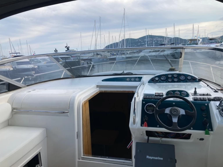 Fairline Targa 38 między profesjonalistami a osobami prywatnymi w Mandelieu-la-Napoule