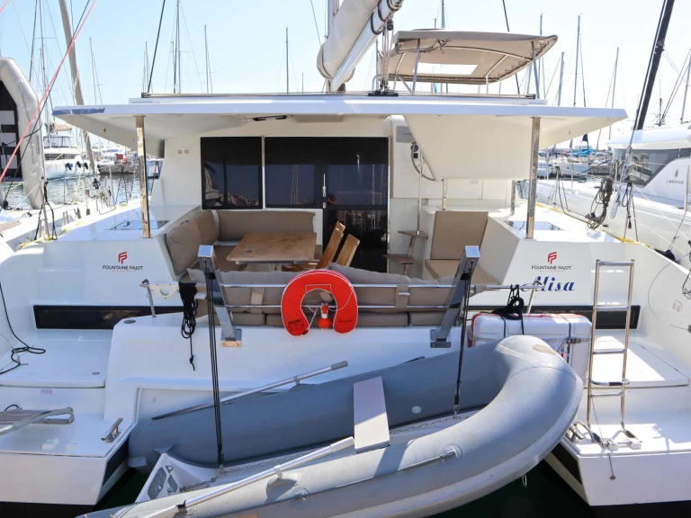 Fountaine Pajot Lucia 40 między profesjonalistami a osobami prywatnymi w Ligia