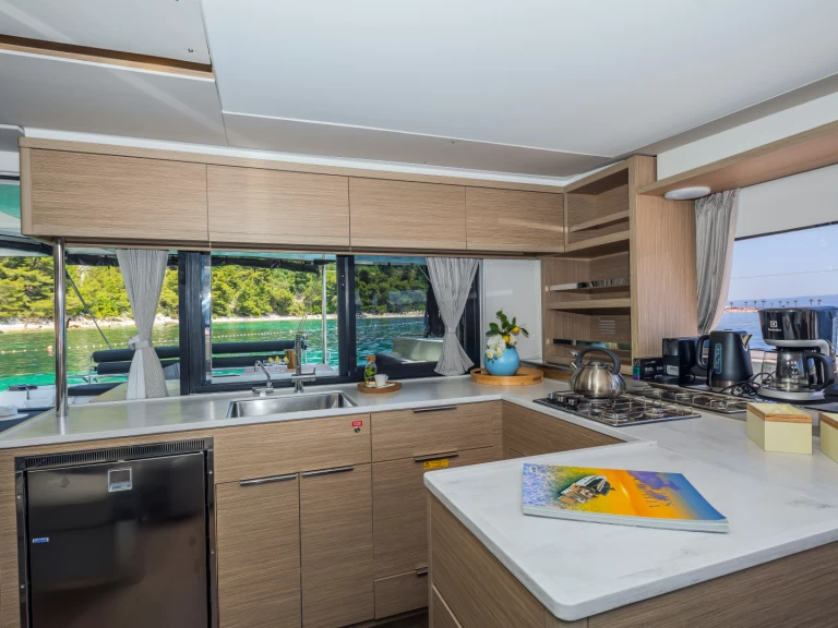 Wynajmij Katamaran z lub bez skippera Lagoon w Split