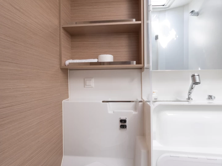 Wynajmij Katamaran z lub bez skippera Lagoon w Rogoznica