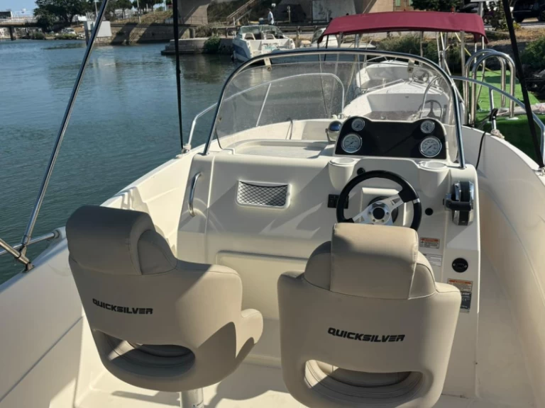 Quicksilver Activ 605 Open między profesjonalistami a osobami prywatnymi w Carnon-Plage