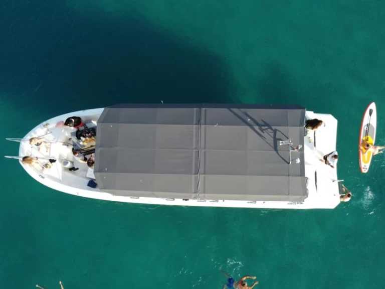 Mercan Stark 45 między profesjonalistami a osobami prywatnymi w Limáni Karrá