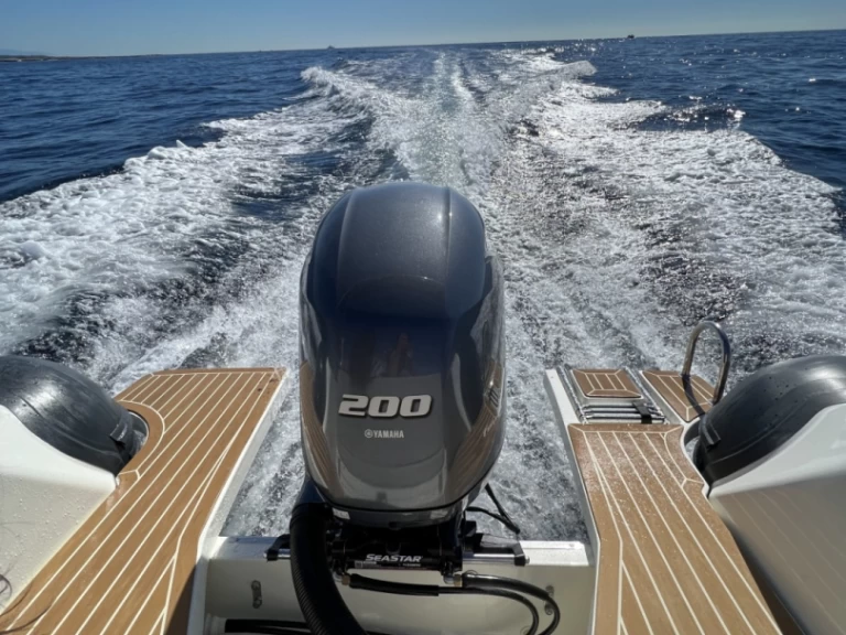 Wynajem Łódż półsztywna Capelli z patentem 