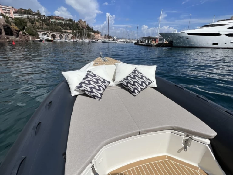 Łódż półsztywna do wynajmu w Golfe-Juan w najlepszej cenie