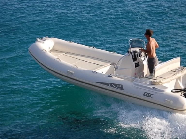 Łódż półsztywna do wynajmu w Appietto w najlepszej cenie