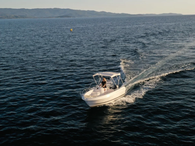 Wynajmij B2 Marine CAP FERRET 472 SUNDECK w Ajaccio