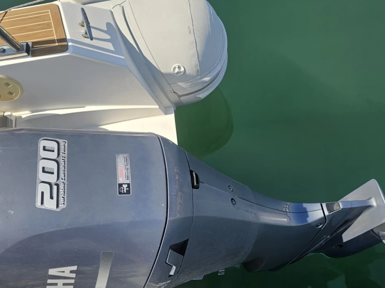 Wynajem Łódż półsztywna Capelli z patentem 